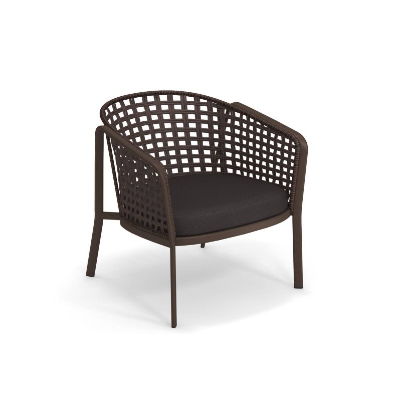 Brauner Emu Carousel Loungesessel für den Außenbereich mit geflochtenem Design und Sitzkissen.